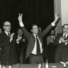 Suárez saluda a sus seguidores en un mitin electoral.