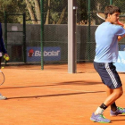Jorge Blanco en un entrenamiento con Moyá (arriba)