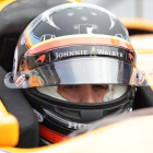 Fernando Alonso espera su momento para intentar la vuelta rápida, ayer, en Indianápolis.