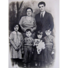 Antonio Gabelas Álvarez con su esposa y sus hijos