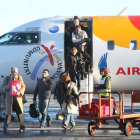 Pasajeros recién llegados al aeropuerto de León en un vuelo de Air Nostrum.