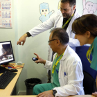 Erik Ardela (sentado), jefe de Cirugía Pediátrica del Hospital de León, José María Pradillos y Sara Fuentes, en la primera videoconsulta con Astorga