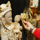 La talla gótica de San Pedro y el postizo que llevaba el Niño.