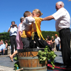 Luca y María pisando las uvas en la presentación de la ofrenda del primer mosto. M. MACÍAS