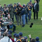 Domenech lee una carta de los jugadores franceses después de que se negaran a entrenar.