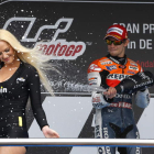 Casey Stoner celebra en el podio un triunfo que antes de la carrera no se esperaba.
