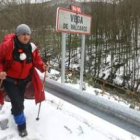 Un peregrino alicantino, Jordi, ayer por la mañana hace frente a la nieve en la zona de Vega de Valc