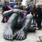 La escultura de Amancio González, que se convirtió en un emblema para los leoneses, ha renacido,en bronce, y ya ocupa su lugar en la plaza de Santo Domingo