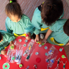 Varios niños y niñas del Hogar de la Esperanza juegan con algunos de los regalos que venderá la Escuela de Trabajo Social.