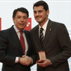 El presidente madrileño, Ignacio González, entrega la Medalla de Oro de la Comunidad a Casillas.