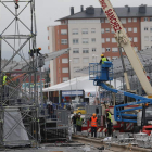 Los operarios se encargaban ayer de desmontar la estructura de la línea de meta de las pruebas en la avenida de Asturias.