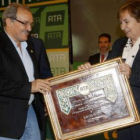 La directora general de Empleo, ayer entregando a Prada el premio nacional de ATA.