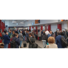 Decenas de personas, indignadas por los retrasos de los trenes de Asturias y Galicia a la estación de León. DL
