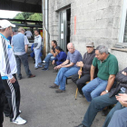 Compañeros y familiares de los ocho encerrados, haciendo guardia ayer tarde en la boca del pozo de Santa Cruz del Sil.