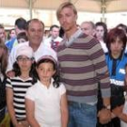 El jugador del Real Madrid «Guti» creó expectación entre jóvenes y mayores en la feria