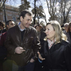 Tomás Gómez conversa con Amparo Valcarce durante la ‘marea blanca’ de protesta por la Sanidad celebrada ayer en Madrid.