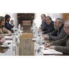 A la izquierda, en el centro, la ministra Fátima Báñez, y enfrente Jesús Terciado, Joan Rosell, Cándido Méndez e Ignacio Fernández Toxo.