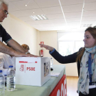 Gloria Acevedo deposita su voto. JESÚS