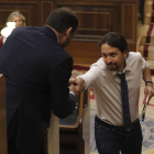 Ábalos (PSOE) e Iglesias (Podemos) estrechan sus manos. BALLESTEROS