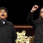 Los niños de San Ildefonso Nerea y Daniel muestran las bolas con el primer cuarto premio que ha recaido en el número 59.444.