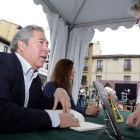 El director del Diario, Joaquín S. Torné, firmando ‘El periodismo hecho jirones’ en la última jornada de la feria. S. P.