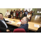 Miguel Ángel Lozano, Luis Mariano Santos, Eduardo López Sendino y Matías Llorente, en la mesa que preside el consejo general de UPL, y ante los miembros del consejo general. RAMIRO