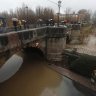 El puente histórico de San Marcos será revisado tras la riada por si ha sufrido daños estructurales. JESÚS F. SALVADORES