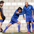 Álvaro Valdés (d) vuelve a la convocatoria de la Cultural tras cumplir su sanción.