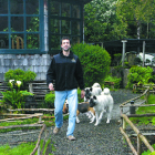 David, con sus perros, en su casa de Puerto Varas, en la Patagonia chilena.
