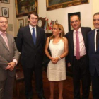Carrasco sigue las explicaciones del presidente del Centro de la Región Leonesa en su visita