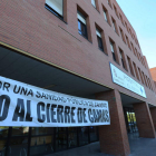 La primera acción de protesta ha sido colocar una pancarta en la puerta principal del centro. BARREDO