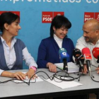 Belén Fernández, Ángela Marqués y Manuel Ángel Rey, ayer en la sede del PSOE.