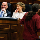 Luis de Guindos e Isabel García Tejerina sonríen mientras pasa a su lado Pablo Iglesias. BALLESTEROS