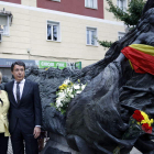 Ángeles Pedraza e Ignacio González, en un homenaje a las víctimas celebrado ayer en Madrid.