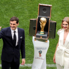 La ceremonia en el estadio Luzhniki dio el banderazo de salida al Mundial. En el acto Iker Casillas mostró el trofeo para el campeón. TERKENAREH