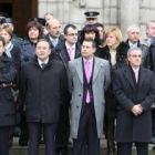 A la derecha, el alcalde y Saavedra, encabezando la concentración