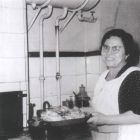 Irene Alegría en la vieja cocina de La Peseta.