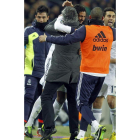 Varane, uno de los mejores, se abraza a Mourinho tras su gol.