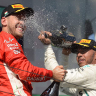 Hamilton celebra su sexto triunfo en Hungría bañando a Vettel en champán. ZOLTAN BALOGH