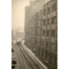 A la izquierda, la avenida de La Puebla (que entonces se llamaba de José Antonio) en un día invernal en la década de los cincuenta, con la plaza de Julio Lazúrtegui al fondo. Abajo, vista de la avenida desde la plaza de Lazúrtegui, en la década posterior,