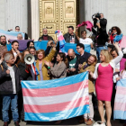 La ministra de Igualdad Irene Montero (c) celebra con miembros del colectivo LGTBI la aprobación de la Ley Trans en el Congreso de los Diputados en Madrid, el 16 de febrero. EFE/JAVIER LIZÓN