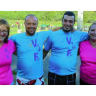 Los integrantes de la Comisión de Fiestas del Valle de Finolledo, Mónica Fernández, José López, Carlos Blanco y Conchi Álvarez en la playa fluvial de la localidad.