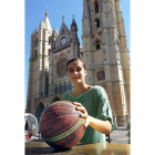 Ángela Salvadores, delante de la Catedral de León, representa el futuro del baloncesto español.