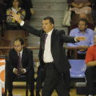 De Grado corrige a sus jugadores en un lance del partido.