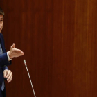 El presidente de la Junta de Castilla y León, Alfonso Fernández Mañueco, durante su intervención en la sesión plenaria celebrada este miércoles en el parlamento regional. NACHO GALLEGO