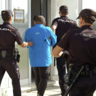 La policía traslada al vigilante de seguridad F.J.G.G., de 40 años.