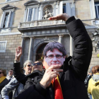 Una mujer con una careta de Puigdemont ante el Palau. ALBIR