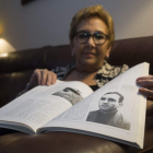 Mercedes Muñiz, hija de Román, muestra una foto de su padre. FERNANDO OTERO