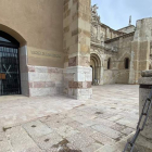 La nueva puerta de acceso al Museo de San Isidoro, en forja de hierro, está aún precintada y hay que entrar por Santo Martino. RAMIRO