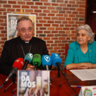 El obispo de León, Luis Ángel de las Heras, y la presidenta de Cáritas, Beatriz Gallego, ayer en rueda de prensa. MIGUEL F. B.